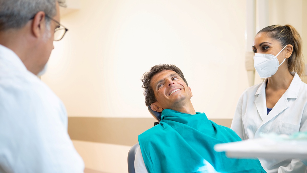 Detartrasi e sbiancamento dei denti: perché sono importanti per l’igiene orale?