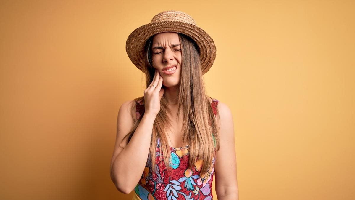 Mal di denti in vacanza: ecco che fare in caso di ascesso e pulpite